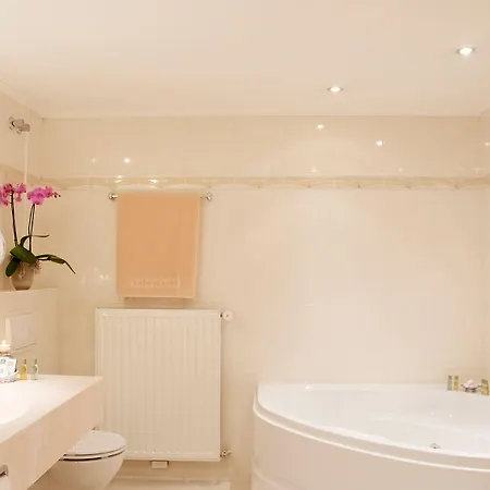 Ambassador Bosten 4*